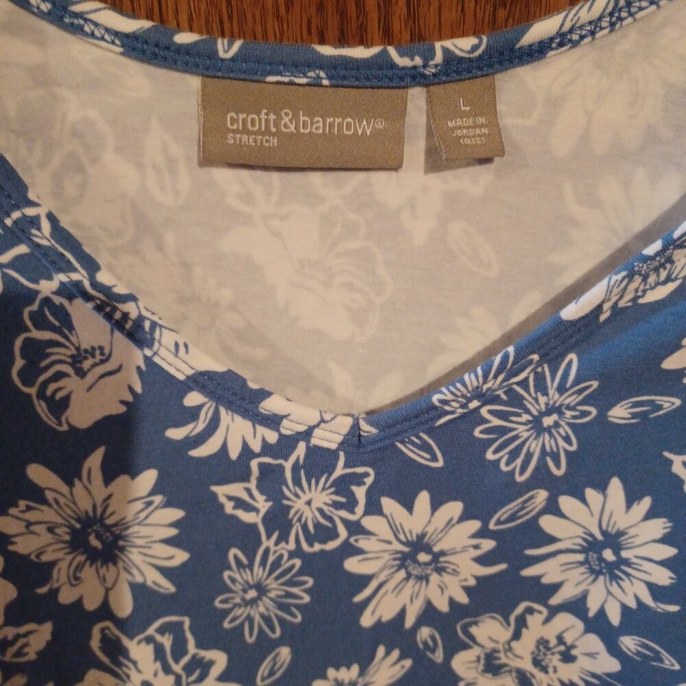 Croft & Barrow Stretch Blue Top With White Floral Pattern 3/4 Sleeves - Picture 3 of 3